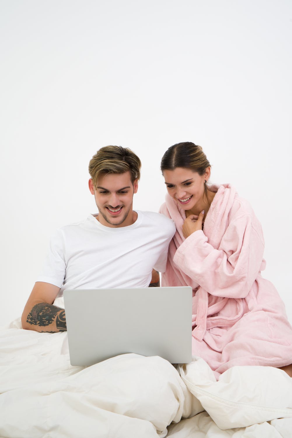 Kvinde og mand kigger på computer